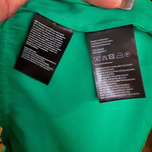 H&M Green Satin Blouse Womens Size M With Peplum Waist & Short Cape Sleeves - Picture 5 of 5